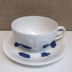 KAFFEKOPP MED FAT, benporslin, "Blå Blom", Gustavsberg.