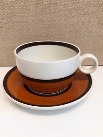 STIG LINDBERG. Teacup with saucer, stoneware, "Arena", Gustavsberg.