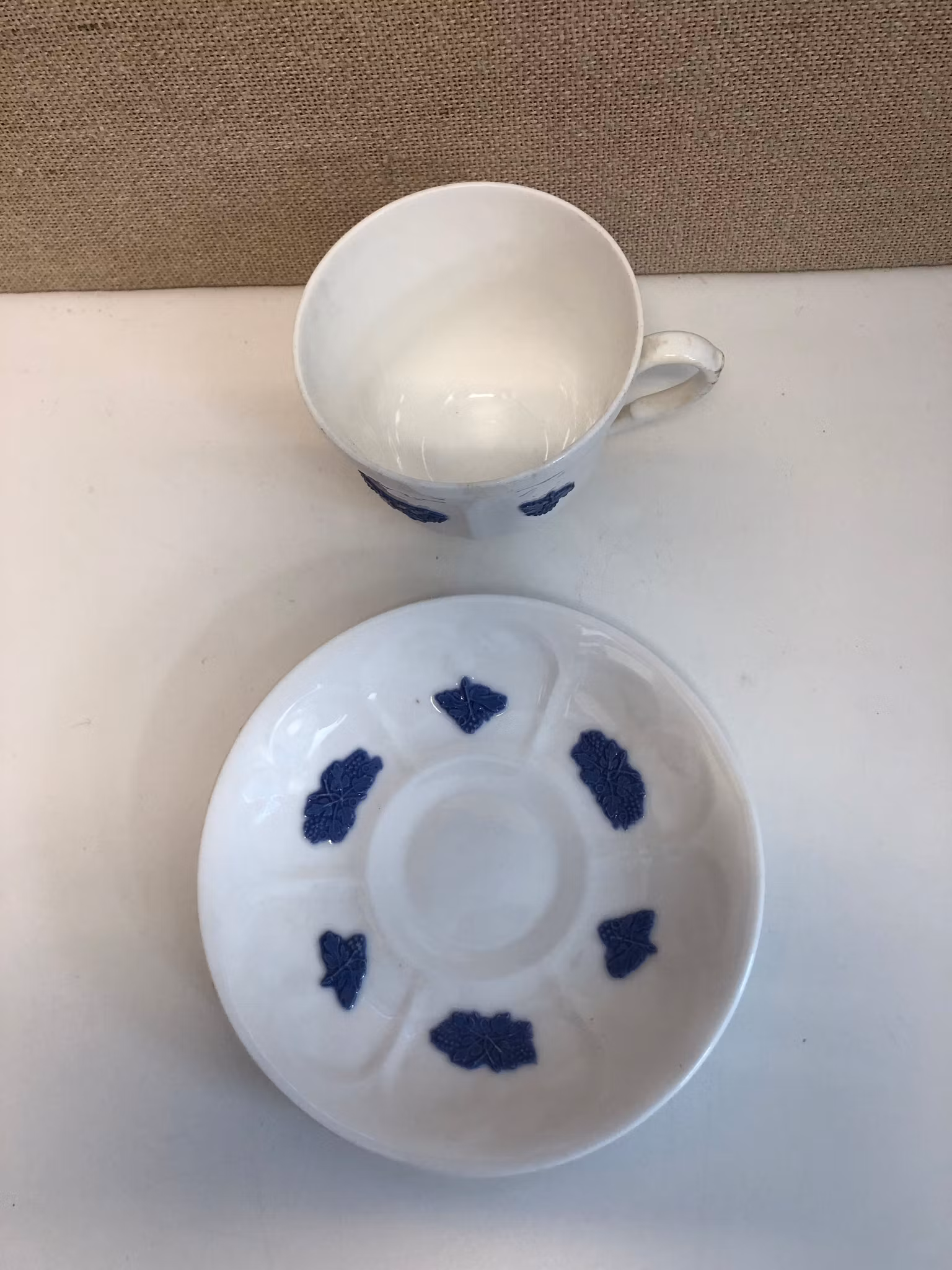 KAFFEKOPP MED FAT, benporslin, "Blå Blom", Gustavsberg.