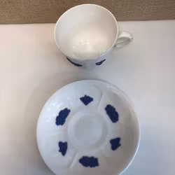 KAFFEKOPP MED FAT, benporslin, "Blå Blom", Gustavsberg.