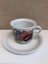 ESTERI TOMULA. Kaffekopp med fat, porslin," Valmu", Arabia, Finland.