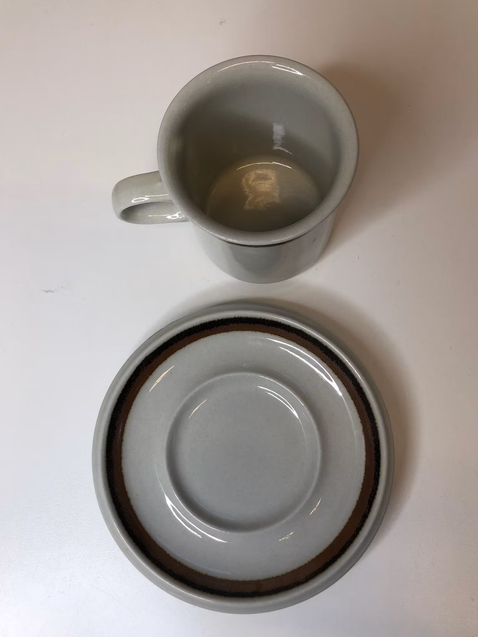 ANJA JAATINEN-WINDQVIST. Kaffekopp med fat, stengods, "Karelia", Arabia.