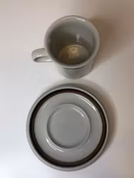 ANJA JAATINEN-WINDQVIST. Kaffekopp med fat, stengods, "Karelia", Arabia.