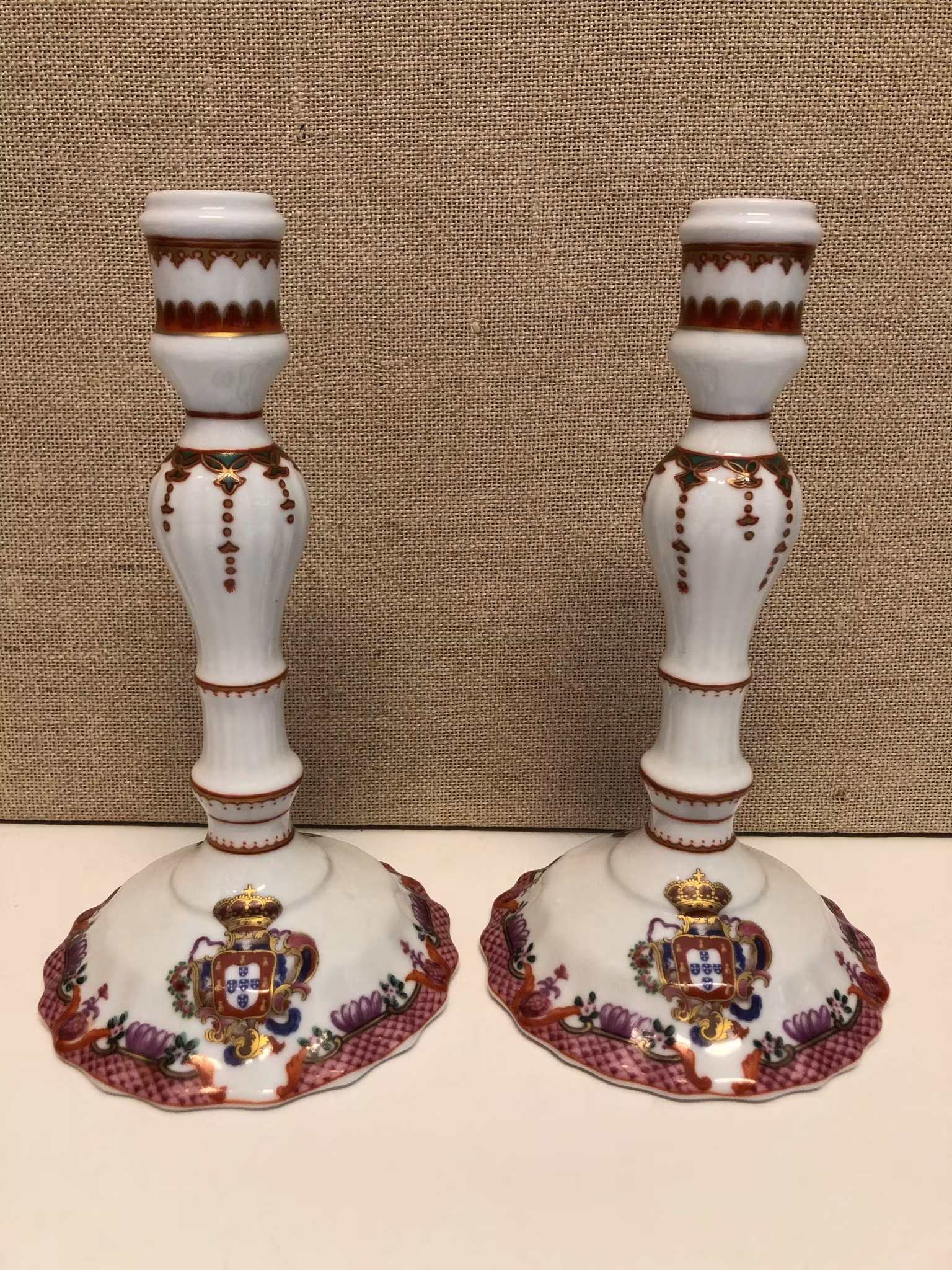 CANDLESTICKS, a pair, porcelain, Servico D.Pedro III, Sec. XVIII, Replica, Portugal.
