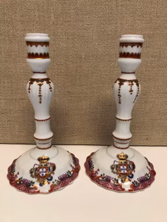 CANDLESTICKS, a pair, porcelain, Servico D.Pedro III, Sec. XVIII, Replica, Portugal.