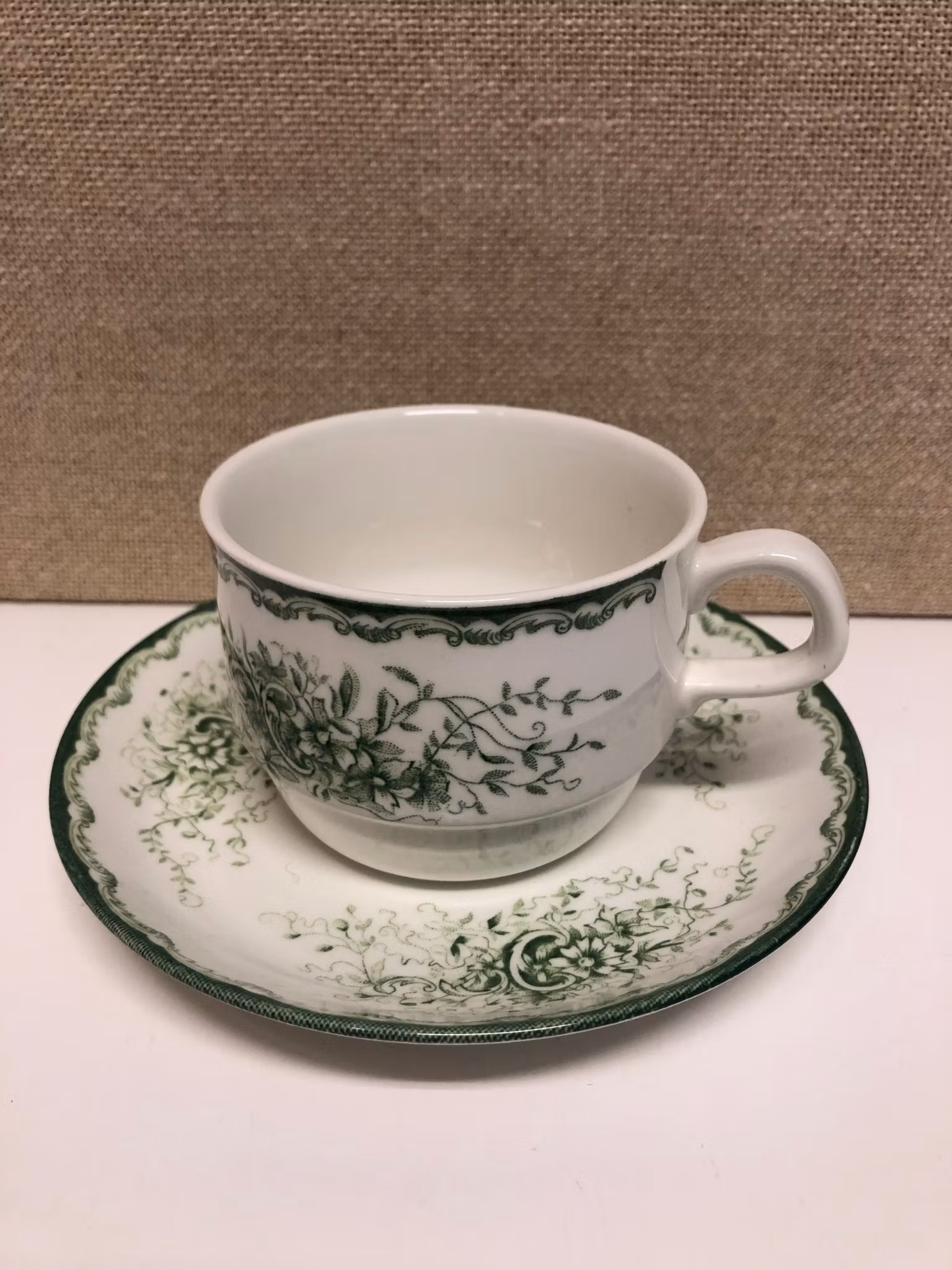 KAFFEKOPP MED FAT, porslin, "Grön Anna", Rörstrand.