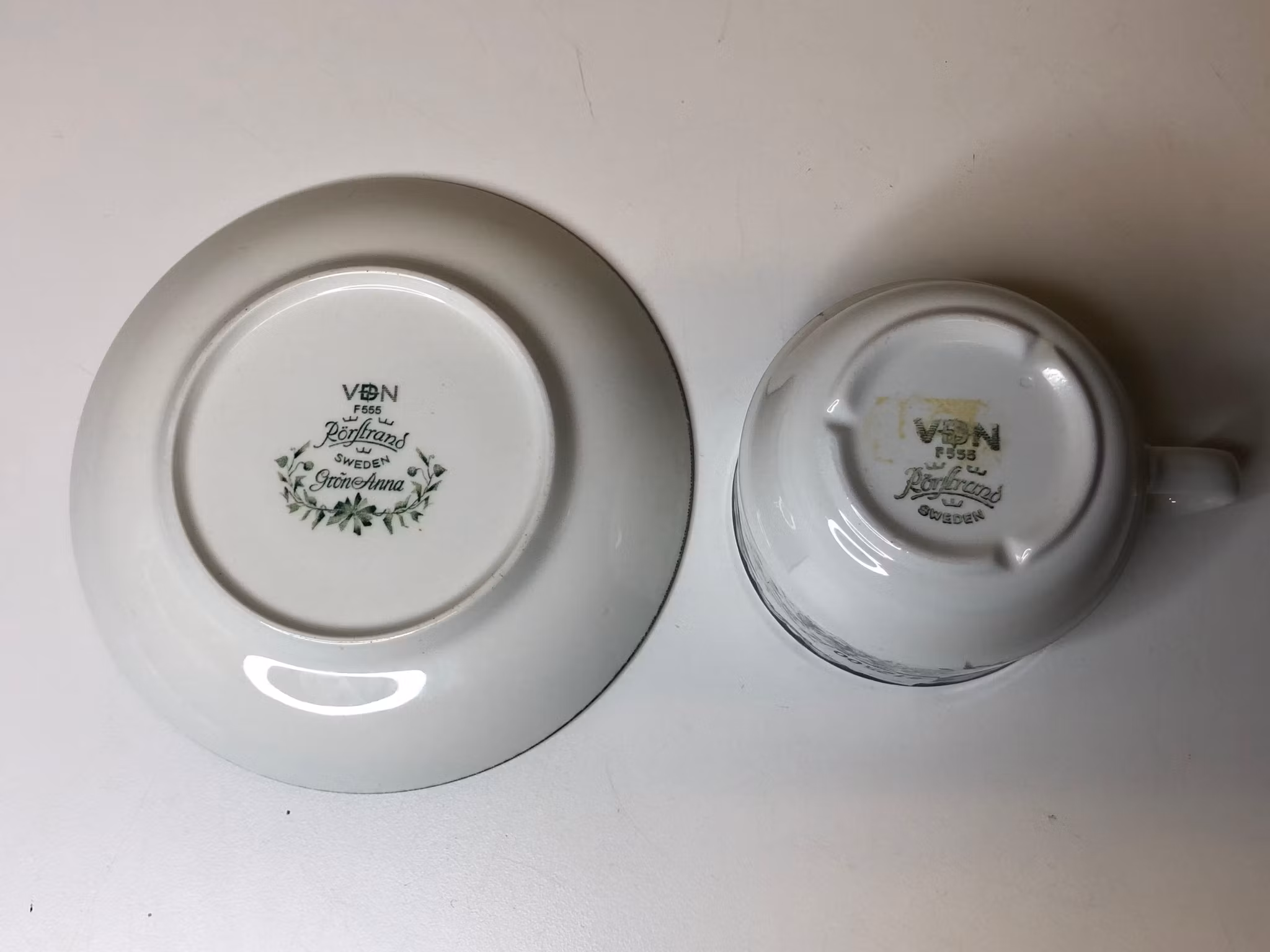 KAFFEKOPP MED FAT, porslin, "Grön Anna", Rörstrand.