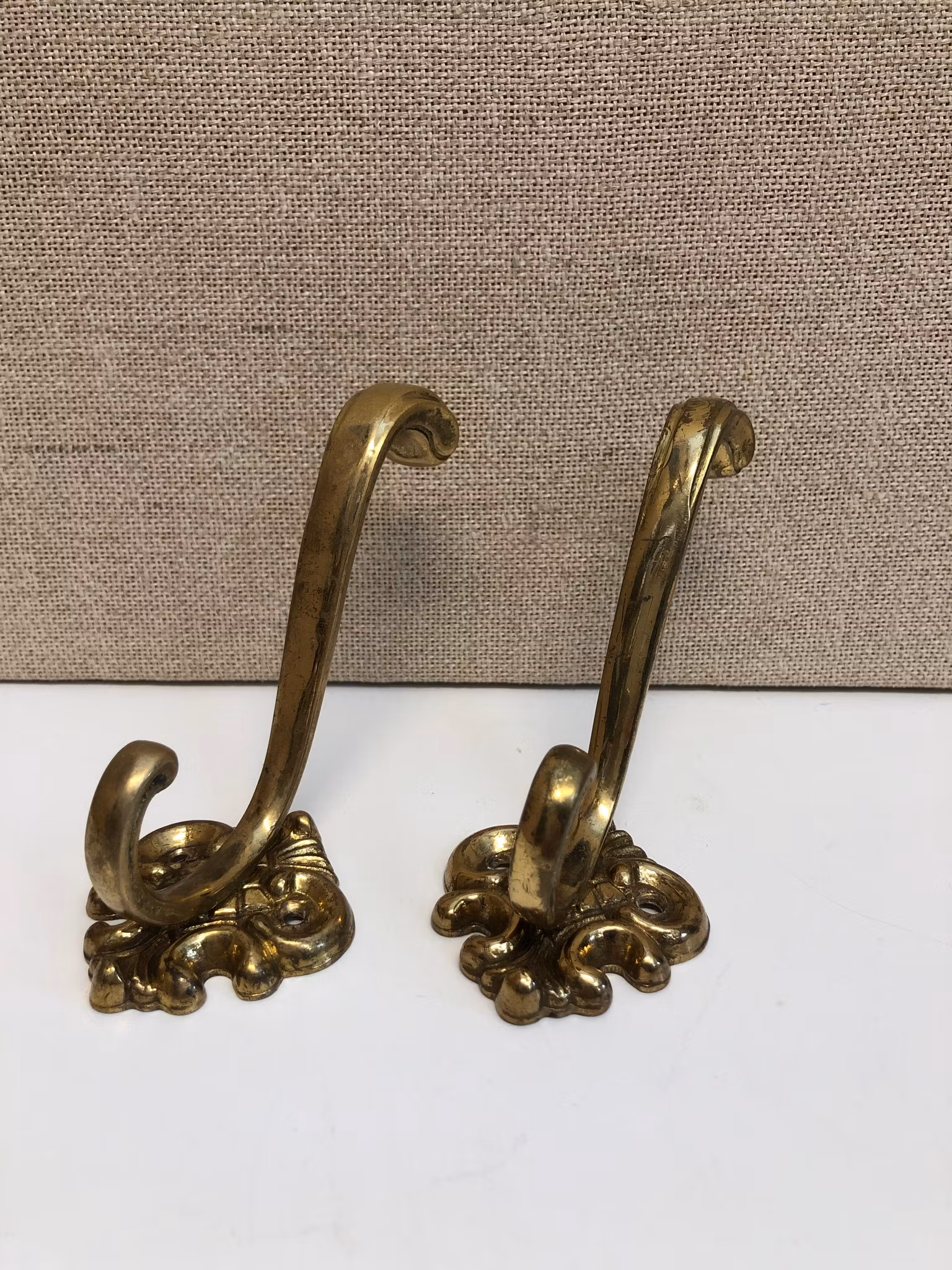 KLÄDKROKAR 2 st. mässing, 1900-talets slut.