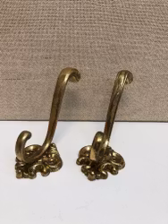 KLÄDKROKAR 2 st. mässing, 1900-talets slut.