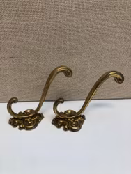 KLÄDKROKAR 2 st. mässing, 1900-talets slut.