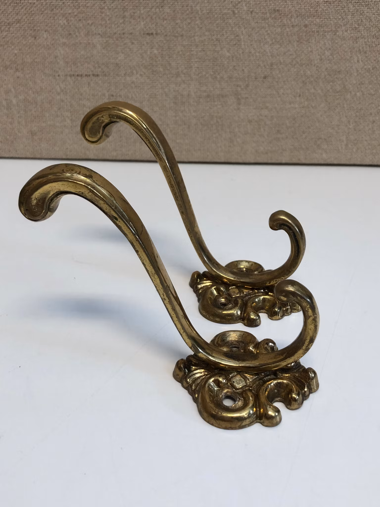 KLÄDKROKAR 2 st. mässing, 1900-talets slut.