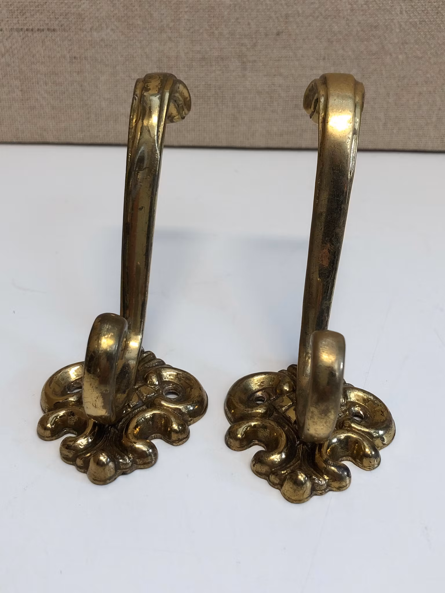 KLÄDKROKAR 2 st. mässing, 1900-talets slut.