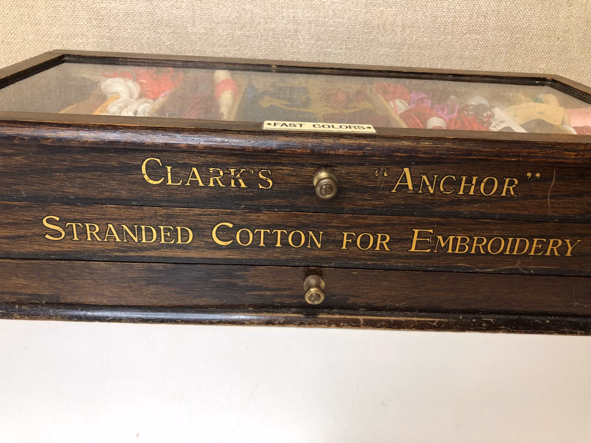 SYTRÅDSLÅDA, trä/glas, Clarks "Anchor" Stranded Cotton For Embroidery.