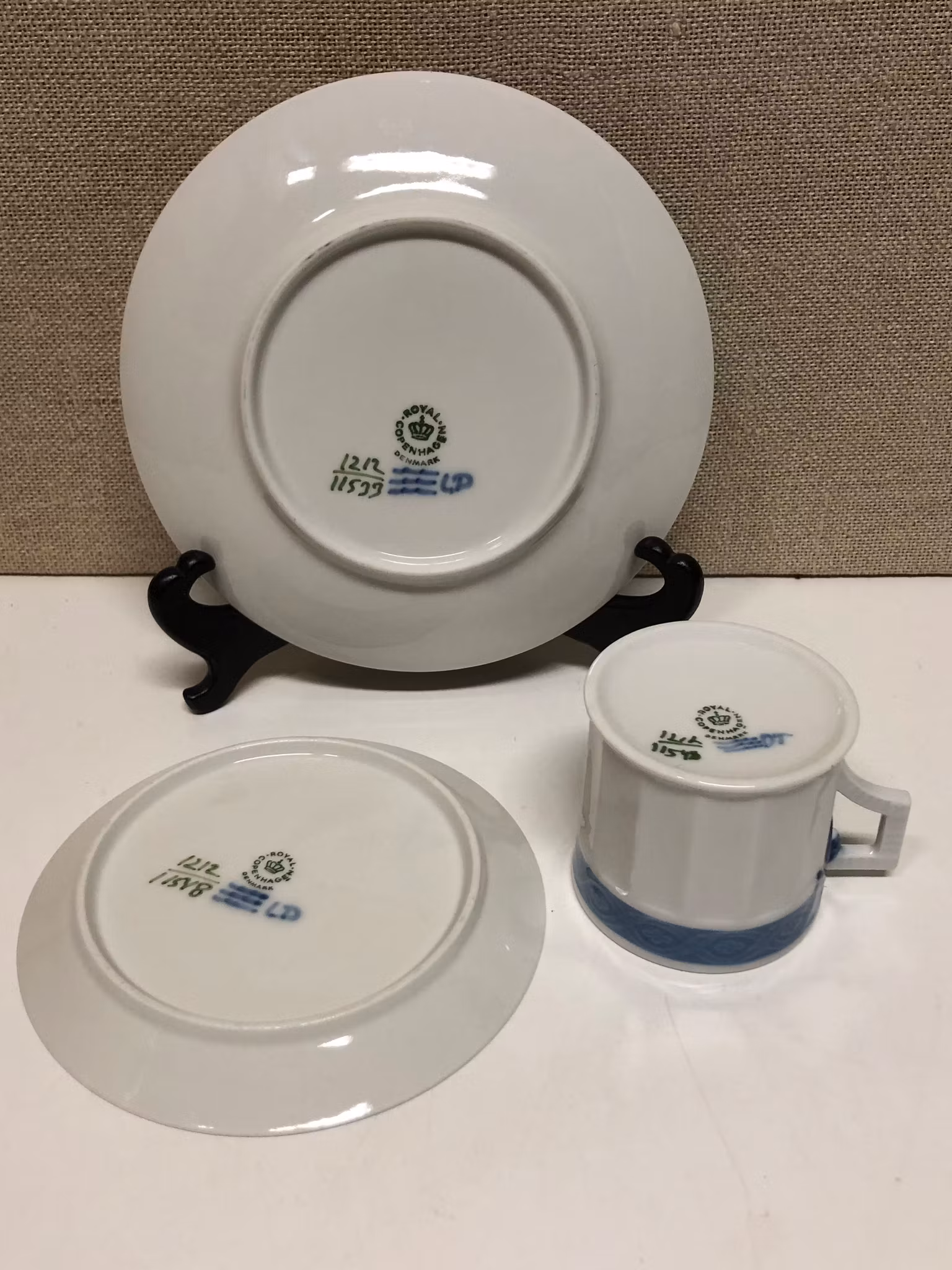ARNOKLD KROG, KAFFEKOPP, FAT SAMT ASSIETT, porslin, "Blå Vifte", Royal Copenhagen, Denmark.