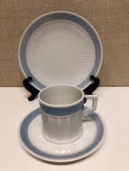 ARNOKLD KROG, KAFFEKOPP, FAT SAMT ASSIETT, porslin, "Blå Vifte", Royal Copenhagen, Denmark.
