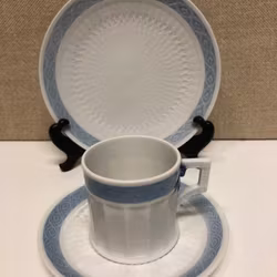 ARNOKLD KROG, KAFFEKOPP, FAT SAMT ASSIETT, porslin, "Blå Vifte", Royal Copenhagen, Denmark.