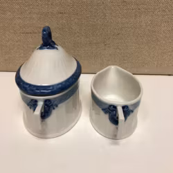 SOCKERSKÅL SAMT GRÄDDSNIPA, porslin, "Blå Vifte", Royal Copenhagen, Denmark.