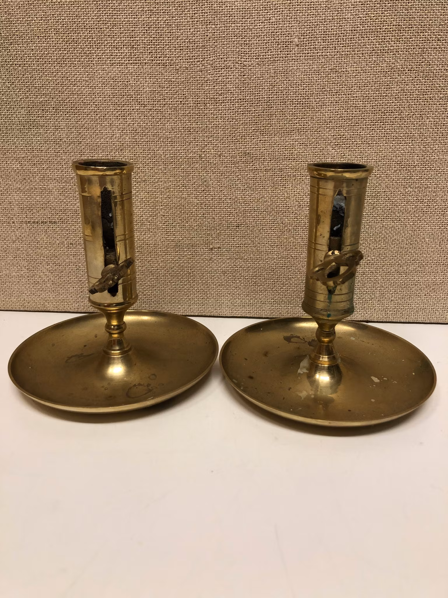 KONTORS/KAMMARLJUSSTAKAR, ett par, mässing, 1900-tal.