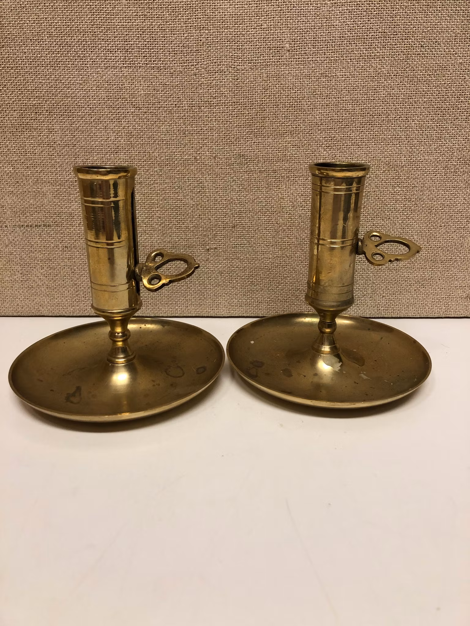 KONTORS/KAMMARLJUSSTAKAR, ett par, mässing, 1900-tal.
