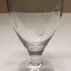 RÖDVINSGLAS, slipad dekor, 1900-talets första hälft.