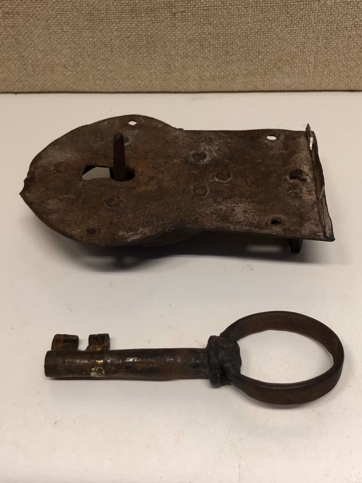 KISTLÅS MED NYCKEL, smide, 17/1800-tal.