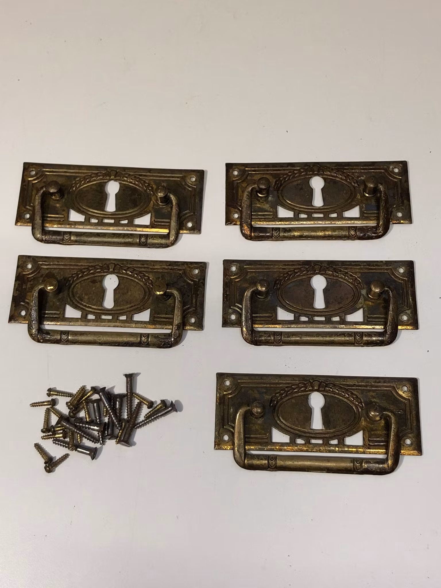 MÖBELBESLAG 5 st. mässing, draghandtag, Jugend, 1900-talets början.,