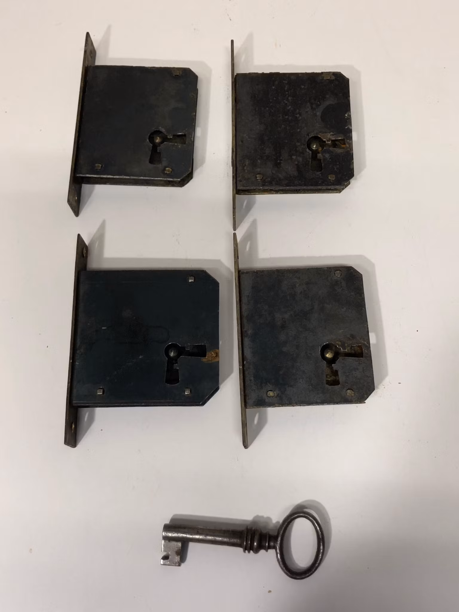 MÖBELLÅS/INNSTICKSLÅS 4 st. & NYCKEL, metall, 1900-talets första hälft