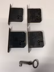 MÖBELLÅS/INNSTICKSLÅS 4 st. & NYCKEL, metall, 1900-talets första hälft