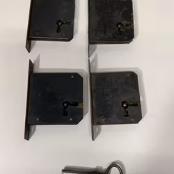 MÖBELLÅS/INNSTICKSLÅS 4 st. & NYCKEL, metall, 1900-talets första hälft
