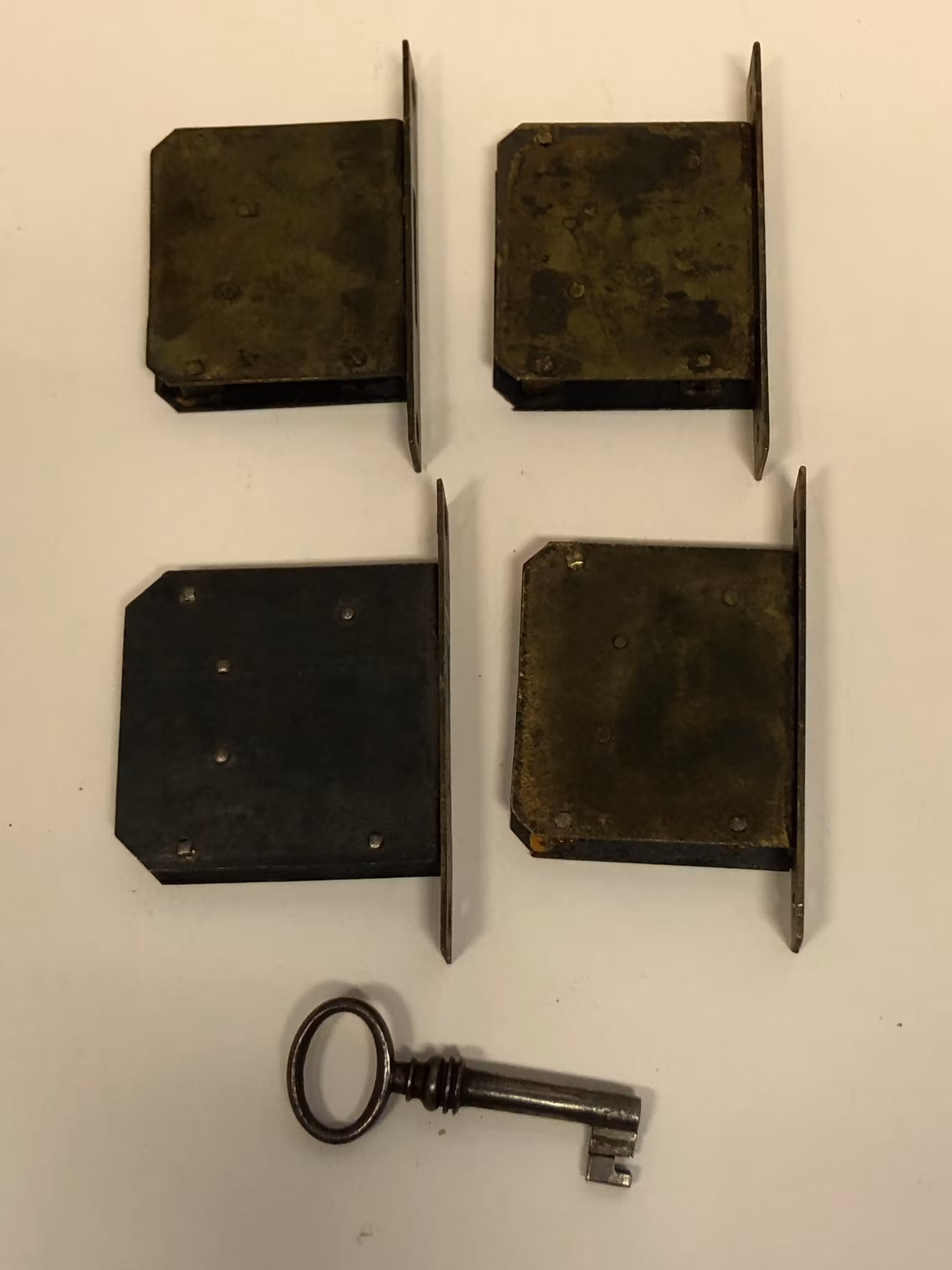 MÖBELLÅS/INNSTICKSLÅS 4 st. & NYCKEL, metall, 1900-talets första hälft