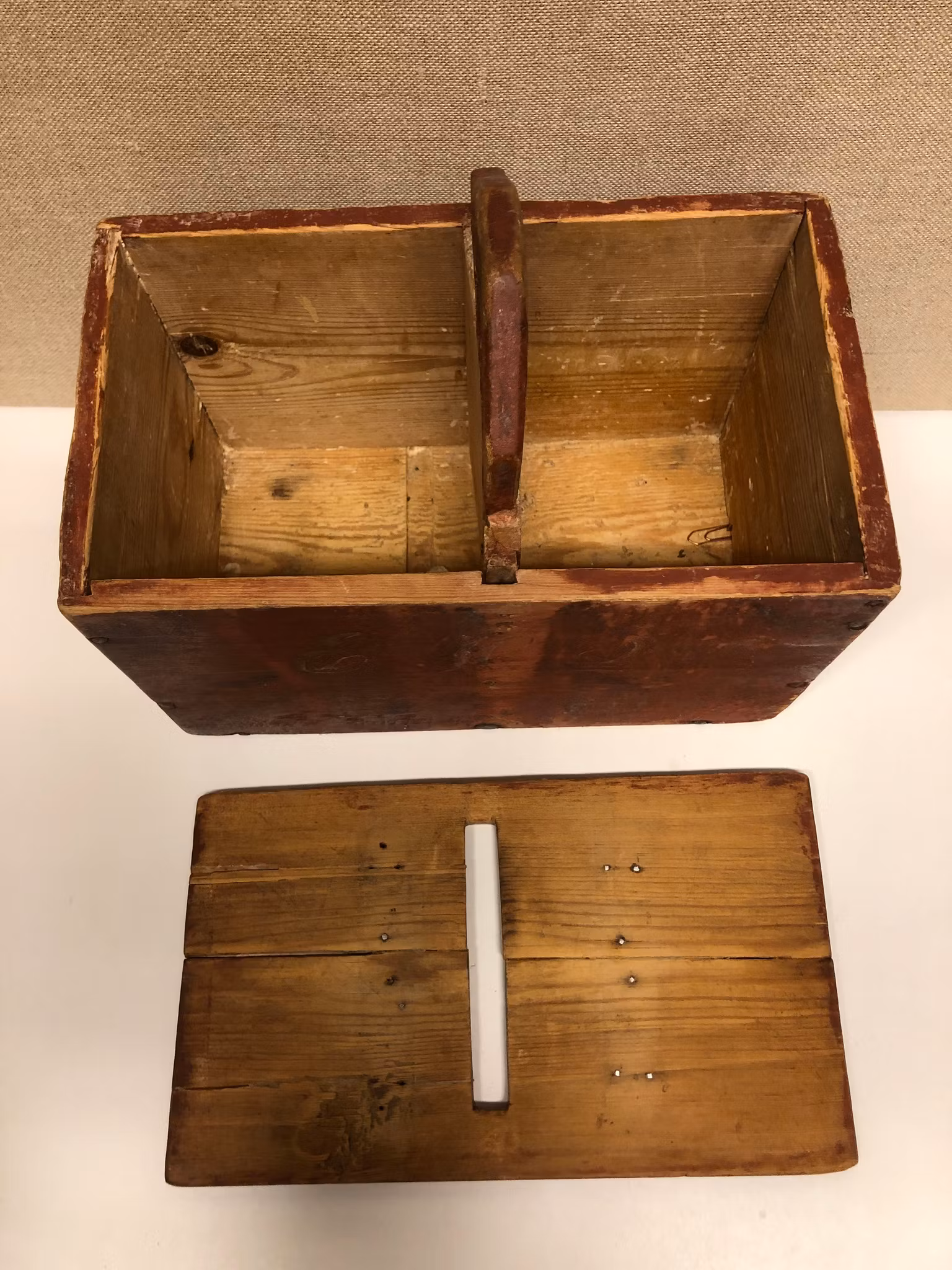 MJÖLBINGE, bemålad furu, allmoge, daterad 1871 1/5.