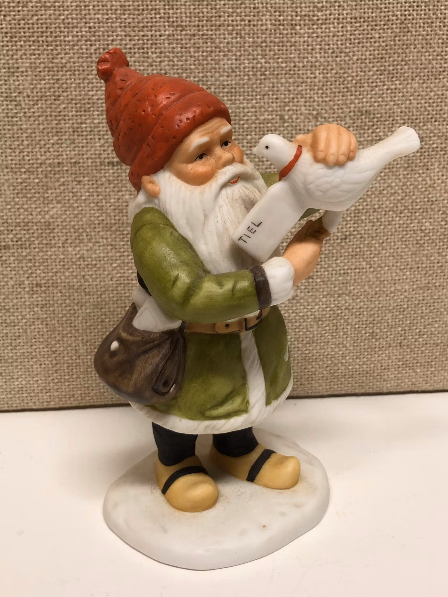 FIGURIN, porslin, "Tomte med duva", Jenny Nyström.