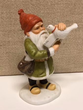 FIGURIN, porslin, "Tomte med duva", Jenny Nyström.