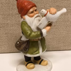 FIGURIN, porslin, "Tomte med duva", Jenny Nyström.