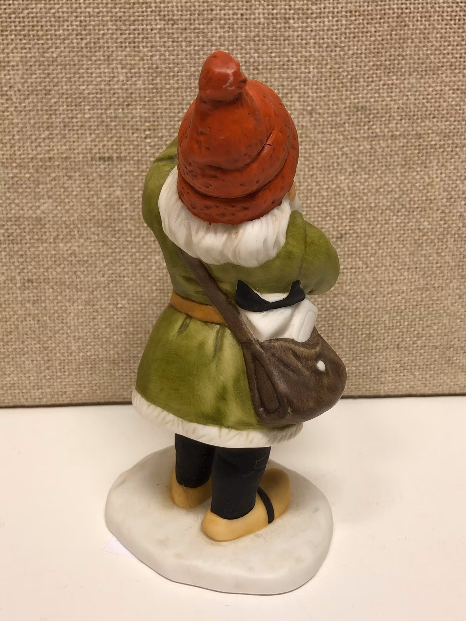 FIGURIN, porslin, "Tomte med duva", Jenny Nyström.