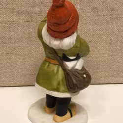FIGURIN, porslin, "Tomte med duva", Jenny Nyström.