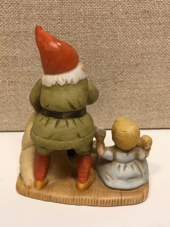 FIGURIN, porslin, "Tomte paketutdelning", Jenny Nyström.