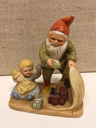 FIGURIN, porslin, "Tomte paketutdelning", Jenny Nyström.
