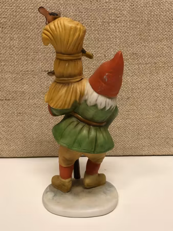 FIGURIN, porslin, "Tomte med kärve", Jenny Nyström.