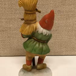 FIGURIN, porslin, "Tomte med kärve", Jenny Nyström.