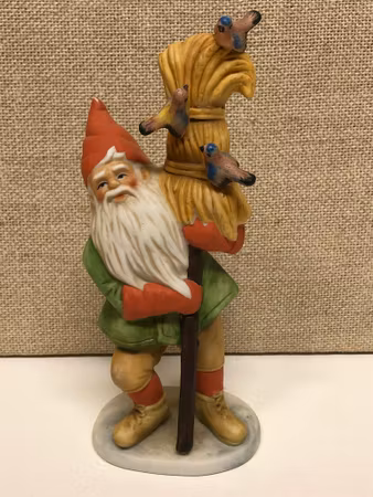 FIGURIN, porslin, "Tomte med kärve", Jenny Nyström.