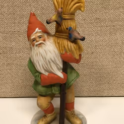 FIGURIN, porslin, "Tomte med kärve", Jenny Nyström.