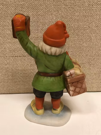 FIGURIN, porslin, "Tomte med paket", Jenny Nyström.