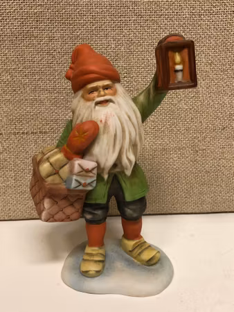 FIGURIN, porslin, "Tomte med paket", Jenny Nyström.