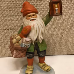 FIGURIN, porslin, "Tomte med paket", Jenny Nyström.