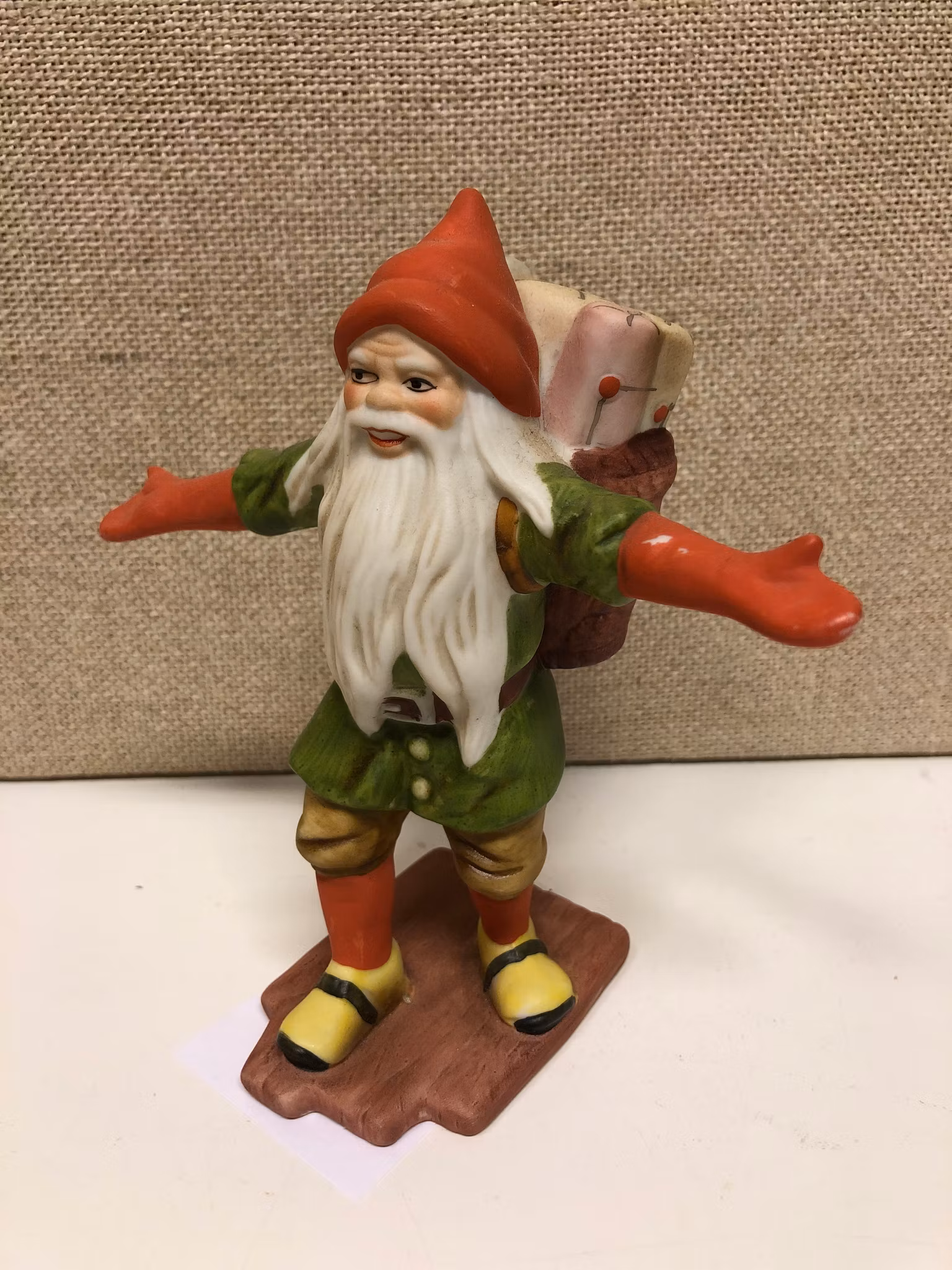 FIGURIN, porslin, "Tomte med paket", Jenny Nyström.