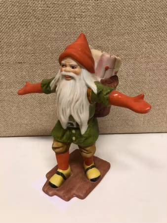 FIGURIN, porslin, "Tomte med paket", Jenny Nyström.