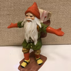 FIGURIN, porslin, "Tomte med paket", Jenny Nyström.