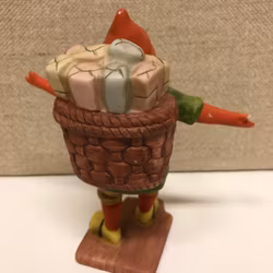 FIGURIN, porslin, "Tomte med paket", Jenny Nyström.