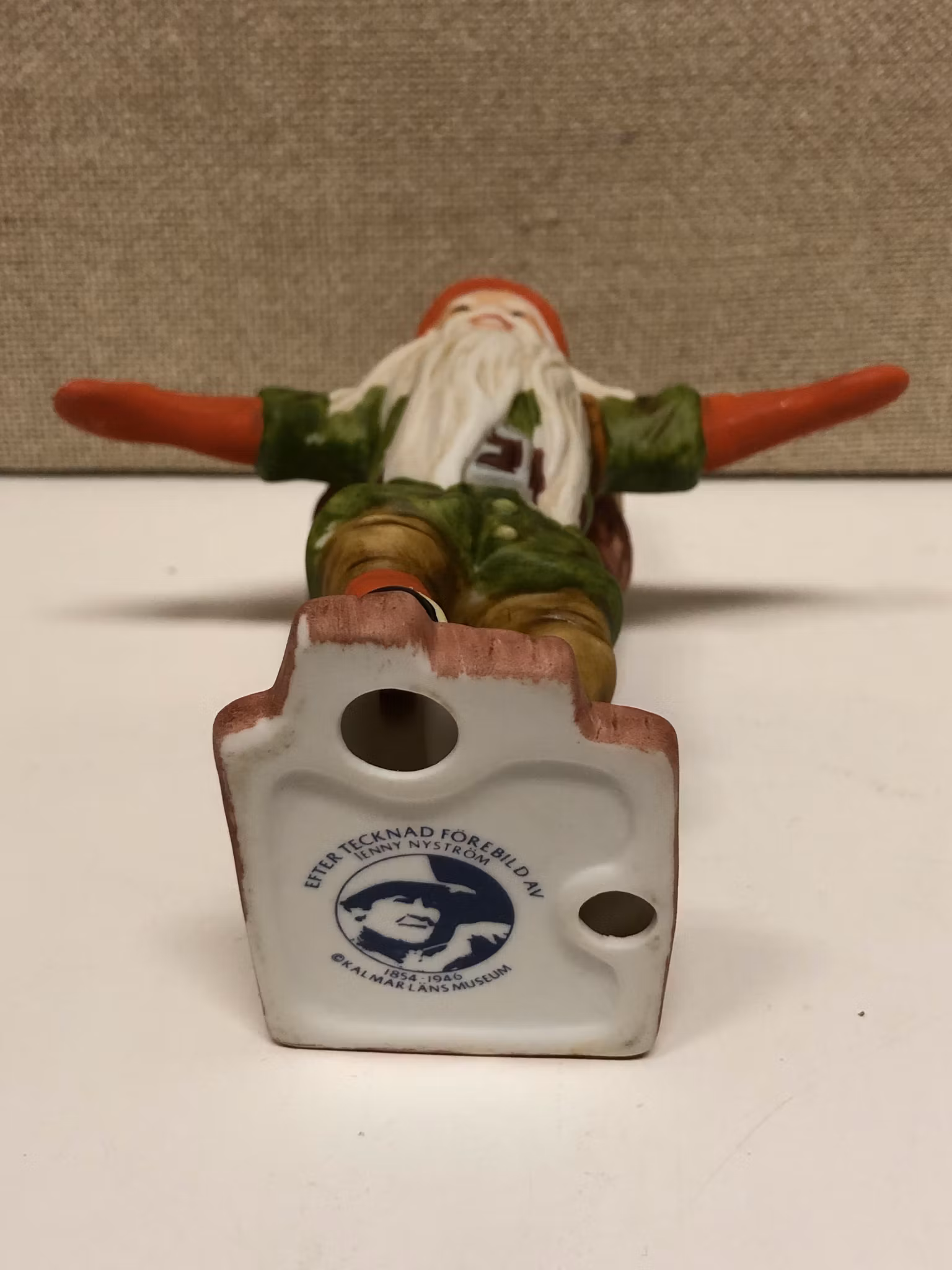 FIGURIN, porslin, "Tomte med paket", Jenny Nyström.